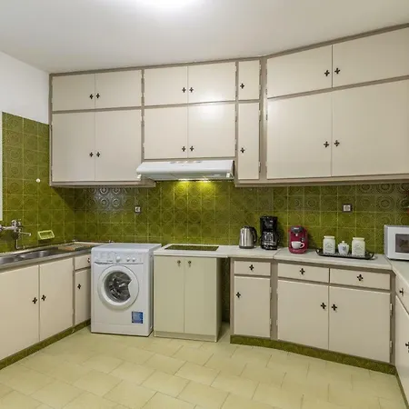 Tranquil Apt, Behind Caravel Area Athens